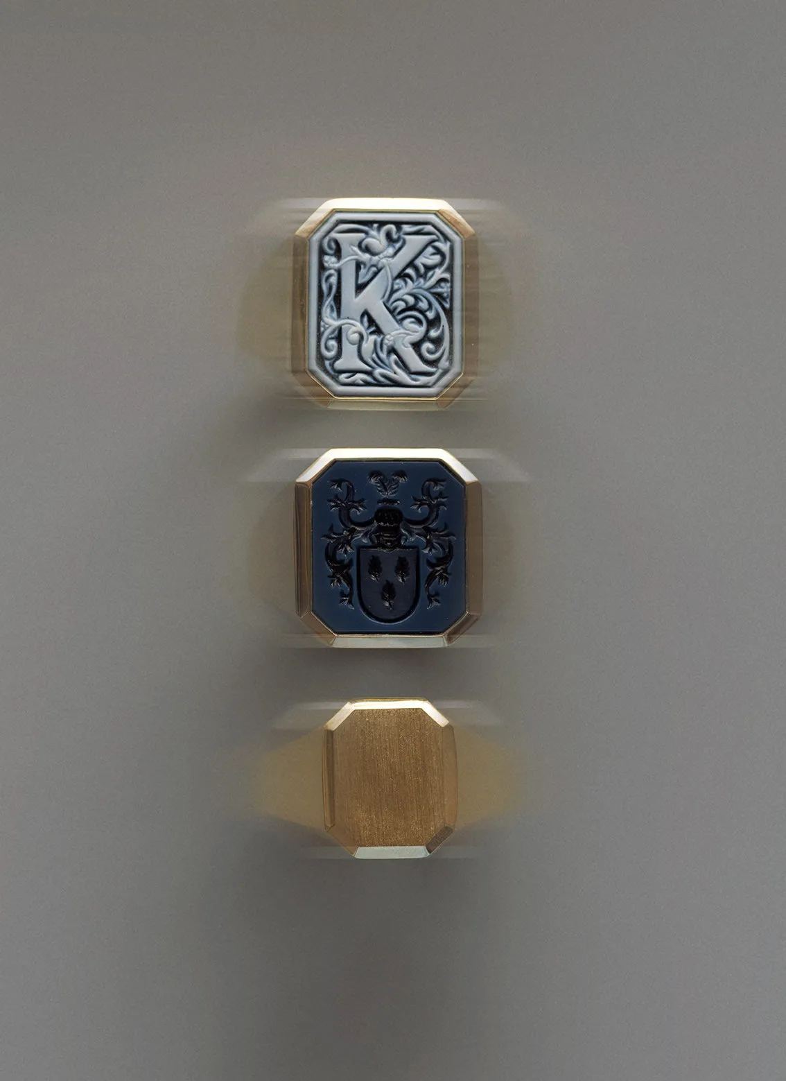 The gent vinny signet ring 14k gold